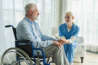 Emeklilik sağlık hizmetlerine destek ol. Hemşire tekerlekli sandalyedeki yaşlı adama yardım ediyor. Hasta ve kadın tıbbi bakım için huzurevinde. Engelli insanlar için tekerlekli sandalyede felçli bir adama bakan hemşire.
