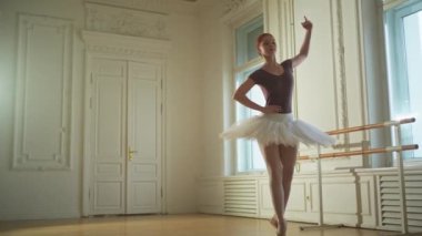 Bale dersinde etekli balerin dans ederek bale yapıyor. Dans stüdyosundaki genç klasik dansçı kadın. Bale sınıfı eğitimi. Bale okulu konsepti