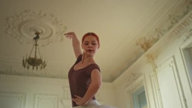 Bale dersinde etekli balerin dans ederek bale yapıyor. Dans stüdyosundaki genç klasik dansçı kadın. Bale sınıfı eğitimi. Bale okulu konsepti