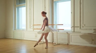 Bale dersinde etekli balerin dans ederek bale yapıyor. Dans stüdyosundaki genç klasik dansçı kadın. Bale sınıfı eğitimi. Bale okulu konsepti