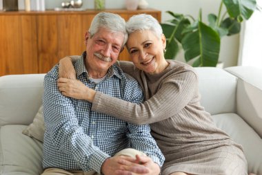 Yetişkin bir çiftin evde kucaklaşması. Orta yaşlı karı ve koca şefkatle kucaklaşıp tatlı bir bağ kurmanın tadını çıkarıyorlar. Büyükannem ve büyükbabam birlikte. Aile zamanı sevgi ve ilgi