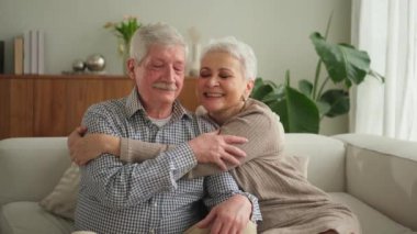 Yetişkin bir çiftin evde kucaklaşması. Orta yaşlı karı ve koca şefkatle kucaklaşıp tatlı bir bağ kurmanın tadını çıkarıyorlar. Büyükannem ve büyükbabam birlikte. Aile zamanı sevgi ve ilgi