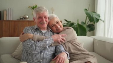 Yetişkin bir çiftin evde kucaklaşması. Orta yaşlı karı ve koca şefkatle kucaklaşıp tatlı bir bağ kurmanın tadını çıkarıyorlar. Büyükannem ve büyükbabam birlikte. Aile zamanı sevgi ve ilgi