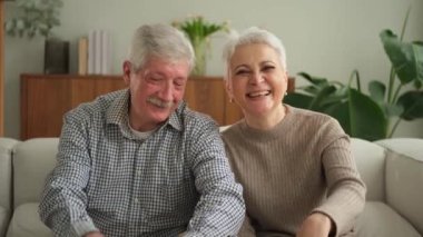 Arkadaşlarıyla video görüşmesinde son sınıf öğrencisi erkek sohbetin kutlu olsun. Yetişkin yaşlı büyükbaba, internette yetişkin çocuklarla konuşuyor. Eski nesil modern teknoloji kullanımı. Web kamerası görünümü