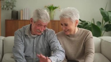 Arkadaşlarıyla video görüşmesinde son sınıf öğrencisi erkek sohbetin kutlu olsun. Yetişkin yaşlı büyükbaba, internette yetişkin çocuklarla konuşuyor. Eski nesil modern teknoloji kullanımı. Web kamerası görünümü