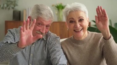 Arkadaşlarıyla video görüşmesinde son sınıf öğrencisi erkek sohbetin kutlu olsun. Yetişkin yaşlı büyükbaba, internette yetişkin çocuklarla konuşuyor. Eski nesil modern teknoloji kullanımı. Web kamerası görünümü