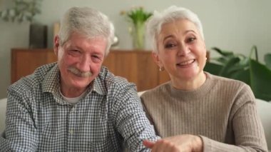 Arkadaşlarıyla video görüşmesinde son sınıf öğrencisi erkek sohbetin kutlu olsun. Yetişkin yaşlı büyükbaba, internette yetişkin çocuklarla konuşuyor. Eski nesil modern teknoloji kullanımı. Web kamerası görünümü