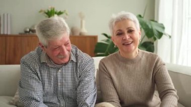 Arkadaşlarıyla video görüşmesinde son sınıf öğrencisi erkek sohbetin kutlu olsun. Yetişkin yaşlı büyükbaba, internette yetişkin çocuklarla konuşuyor. Eski nesil modern teknoloji kullanımı. Web kamerası görünümü