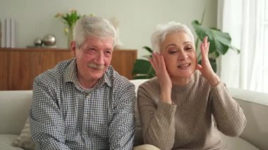 Arkadaşlarıyla video görüşmesinde son sınıf öğrencisi erkek sohbetin kutlu olsun. Yetişkin yaşlı büyükbaba, internette yetişkin çocuklarla konuşuyor. Eski nesil modern teknoloji kullanımı. Web kamerası görünümü