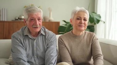 Arkadaşlarıyla video görüşmesinde son sınıf öğrencisi erkek sohbetin kutlu olsun. Yetişkin yaşlı büyükbaba, internette yetişkin çocuklarla konuşuyor. Eski nesil modern teknoloji kullanımı. Web kamerası görünümü