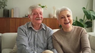 Arkadaşlarıyla video görüşmesinde son sınıf öğrencisi erkek sohbetin kutlu olsun. Yetişkin yaşlı büyükbaba, internette yetişkin çocuklarla konuşuyor. Eski nesil modern teknoloji kullanımı. Web kamerası görünümü