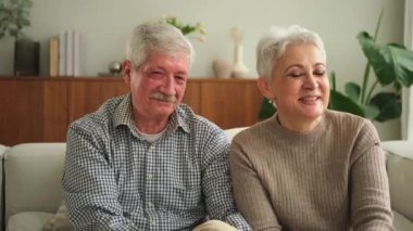 Arkadaşlarıyla video görüşmesinde son sınıf öğrencisi erkek sohbetin kutlu olsun. Yetişkin yaşlı büyükbaba, internette yetişkin çocuklarla konuşuyor. Eski nesil modern teknoloji kullanımı. Web kamerası görünümü