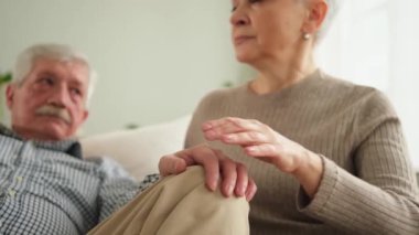 Yetişkin bir çiftin evde el ele tutuşması. Orta yaşlı karı koca şefkat dolu bir aşkla refahın tadını çıkarıyorlar. Büyükannem ve büyükbabam birlikte. Aile zamanı sevgi ve ilgi