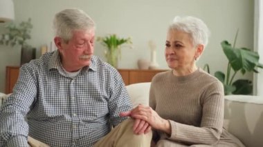 Yetişkin bir çiftin evde el ele tutuşması. Orta yaşlı karı koca şefkat dolu bir aşkla refahın tadını çıkarıyorlar. Büyükannem ve büyükbabam birlikte. Aile zamanı sevgi ve ilgi