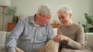 Yetişkin bir çiftin evde el ele tutuşması. Orta yaşlı karı koca şefkat dolu bir aşkla refahın tadını çıkarıyorlar. Büyükannem ve büyükbabam birlikte. Aile zamanı sevgi ve ilgi