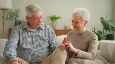 Yetişkin bir çiftin evde el ele tutuşması. Orta yaşlı karı koca şefkat dolu bir aşkla refahın tadını çıkarıyorlar. Büyükannem ve büyükbabam birlikte. Aile zamanı sevgi ve ilgi