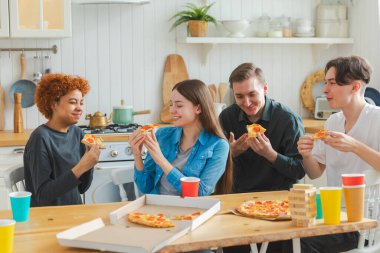 Ev partisi. Ev partisi için pizza sipariş eden aşırı neşeli arkadaşlar. Mutlu grup çok ırklı genç arkadaşlar birlikte boş zaman geçirmenin keyfini çıkarıyorlar.