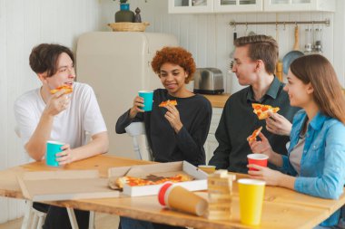 Ev partisi. Ev partisi için pizza sipariş eden aşırı neşeli arkadaşlar. Mutlu grup çok ırklı genç arkadaşlar birlikte boş zaman geçirmenin keyfini çıkarıyorlar.