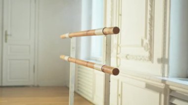 Barre ile boş bale stüdyosu. Dans okulundaki dans okulunda esneme hareketleri için profesyonel bale barı bale sınıfı eğitimine hazır. Bale okulu