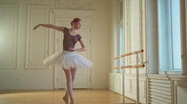 Bale dersinde etekli balerin dans ederek bale yapıyor. Dans stüdyosundaki genç klasik dansçı kadın. Bale sınıfı eğitimi. Bale okulu konsepti