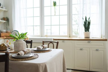 İskandinav klasiği beyaz ve ahşap çiçekli minimalist mutfak. Modern beyaz mutfak, çağdaş tarz iç tasarım. Boş parlak beyaz iç mekan, mutfak minimumu