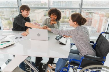 Bir yığın el. Girişim ekibi birliği konsepti. Çeşitli çok ırklı iş adamlarının el ele tutuşması. Çalışma sürecindeki iş arkadaşları şirketin başarısına sevindiler