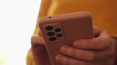 Cep telefonu tutan kadın uygulamayı kullanarak ekran parşömen sayfasına dokunuyor. Akıllı telefon cep telefonu aygıtı ellerinde. İnternet haber içeriği uygulamaları cep telefonu bağımlılığı kavramı