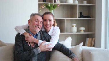 Mutlu bir aile. Büyümüş kızını önemseyen, sevgi dolu yaşlı bir babaya sarılan. Dedeni kucaklayan genç bir kadın tatlı bir bağın tadını çıkarıyor. Aile nesilleri evde bir arada. Aile zamanı sevgi ve ilgi