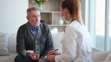 Doktor muayenehanesinde ya da evde tansiyonunu ölçen yaşlı bayan doktor. Yaşlı hasta ve doktorun hastane odasında muayeneleri var. Tıbbi sağlık hizmetleri sağlık kontrolü. Doktoru ziyaret et.