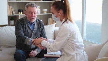 Doktor muayenehanesinde ya da evde tansiyonunu ölçen yaşlı bayan doktor. Yaşlı hasta ve doktorun hastane odasında muayeneleri var. Tıbbi sağlık hizmetleri sağlık kontrolü. Doktoru ziyaret et.