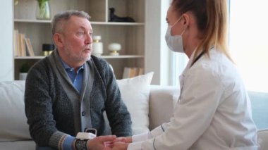 Doktor muayenehanesinde ya da evde tansiyonunu ölçen yaşlı bayan doktor. Yaşlı hasta ve doktorun hastane odasında muayeneleri var. Tıbbi sağlık hizmetleri sağlık kontrolü. Doktoru ziyaret et.