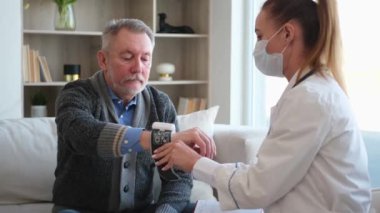 Doktor muayenehanesinde ya da evde tansiyonunu ölçen yaşlı bayan doktor. Yaşlı hasta ve doktorun hastane odasında muayeneleri var. Tıbbi sağlık hizmetleri sağlık kontrolü. Doktoru ziyaret et.