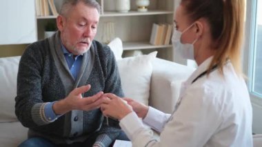 Doktor muayenehanesinde ya da evde tansiyonunu ölçen yaşlı bayan doktor. Yaşlı hasta ve doktorun hastane odasında muayeneleri var. Tıbbi sağlık hizmetleri sağlık kontrolü. Doktoru ziyaret et.