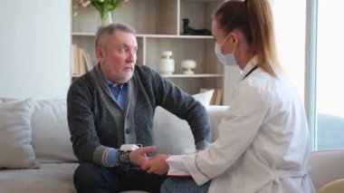 Doktor muayenehanesinde ya da evde tansiyonunu ölçen yaşlı bayan doktor. Yaşlı hasta ve doktorun hastane odasında muayeneleri var. Tıbbi sağlık hizmetleri sağlık kontrolü. Doktoru ziyaret et.