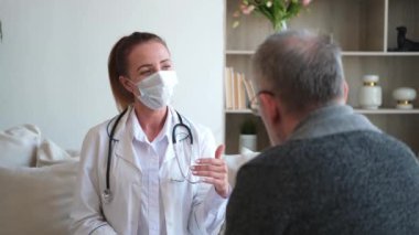 Doktor muayenehanesinde ya da evde yaşlı bir adamı muayene eden kadın doktor. Yaşlı hasta ve doktorun hastane odasında muayeneleri var. Tıbbi sağlık hizmetleri sağlık kontrolü. Doktoru ziyaret et.