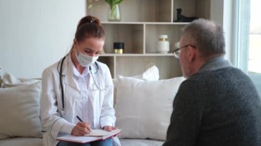 Doktor muayenehanesinde ya da evde yaşlı bir adamı muayene eden kadın doktor. Yaşlı hasta ve doktorun hastane odasında muayeneleri var. Tıbbi sağlık hizmetleri sağlık kontrolü. Doktoru ziyaret et.