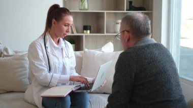 Doktor muayenehanesinde ya da evde yaşlı bir adamı muayene eden kadın doktor. Yaşlı hasta ve doktorun hastane odasında muayeneleri var. Tıbbi sağlık hizmetleri sağlık kontrolü. Doktoru ziyaret et.