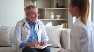 Kıdemli doktor, genç bayanı muayenehanede ya da evde muayene ediyor. Kız hasta ve doktorun hastane odasında muayenesi var. Tıbbi sağlık hizmetleri sağlık kontrolü. Doktoru ziyaret et.