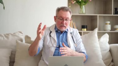 Bilgisayardan konuşan kıdemli doktor hastaya danışmak istiyor. Profesyonel yetişkin sağlık uzmanı hastayı internetten muayene ediyor. Tıbbi sağlık hizmetleri sağlık kontrolü