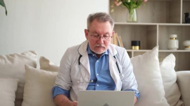Bilgisayardan konuşan kıdemli doktor hastaya danışmak istiyor. Profesyonel yetişkin sağlık uzmanı hastayı internetten muayene ediyor. Tıbbi sağlık hizmetleri sağlık kontrolü