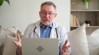 Bilgisayardan konuşan kıdemli doktor hastaya danışmak istiyor. Profesyonel yetişkin sağlık uzmanı hastayı internetten muayene ediyor. Tıbbi sağlık hizmetleri sağlık kontrolü