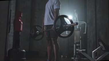 Fitness sporu sağlıklı yaşam tarzı. Afrikalı Amerikalı vücut geliştirici halterci halter kaldırıyor ağırlık kaldırıyor ağırlık kaldırıyor ağırlık kaldırıyor kas çalıştırıyor spor egzersizi yapıyor