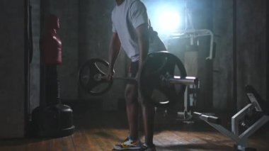 Fitness sporu sağlıklı yaşam tarzı. Afrikalı Amerikalı vücut geliştirici halterci halter kaldırıyor ağırlık kaldırıyor ağırlık kaldırıyor ağırlık kaldırıyor kas çalıştırıyor spor egzersizi yapıyor