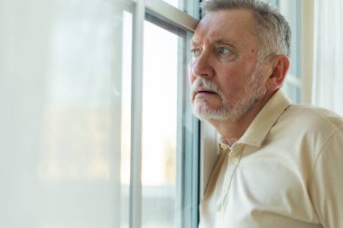 Üzgün, yalnız, yaşlı bir adamı evde yalnız başına hayal kırıklığına uğrattı. Mutsuz büyükbaba ne yazık ki pencereden dışarı bakıyor. Üzücü bir ölüm haberi veriyor. Stresli yaşlı adam yalnızlıktan muzdarip