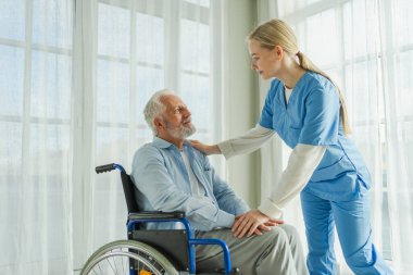 Emeklilik sağlık hizmetlerine destek ol. Hemşire tekerlekli sandalyedeki yaşlı adama yardım ediyor. Hasta ve kadın tıbbi bakım için huzurevinde. Engelli insanlar için tekerlekli sandalyede felçli bir adama bakan hemşire.