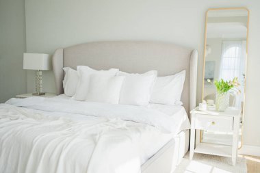 Evin içinde şık bir çatı katı var. Geniş duvarları, geniş pencereleri, büyük yatağı olan geniş bir tasarım dairesi. Minimalist İskandinav tarzında zarif mobilyalarla temiz modern dekorasyon.