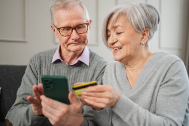 Üst sınıf erkek kadın alışverişi, akıllı telefondan kredi kartıyla yapılıyor. İnternetten satın alan yaşlılar kredi kartı bilgilerini evlerinde giriyorlar. Çevrimiçi alışveriş servisi ekommerce
