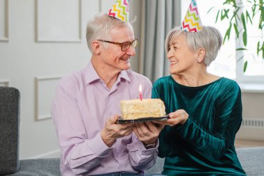 Bir dilek tut. Parti şapkalı son sınıf aile çifti evde birlikte doğum günü kutluyor. Yaşlı adam doğum günü pastasında yanan mumları üflüyor. Yaşlı kadın kocana mutlu yıllar diliyor.