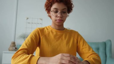 Açılışı yapan Afrikalı Amerikalı kız ev ofisteki dizüstü bilgisayarda çalışmaya başla. Ekran daktilo yazma yazma sohbetine bak. İnternette sanal görüşme yapan genç bir kadın. Evden öğrenme işi