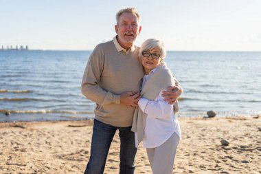 Yaşlı bir çift kumsalda yürüyüş yaparken kucaklaşıp eğleniyorlar. Yaşlı karı şefkatle kucaklaşıyor aşk tatlı bir bağın tadını çıkarıyor. Büyükannem ve büyükbabam birlikte. Aile anı aşkı